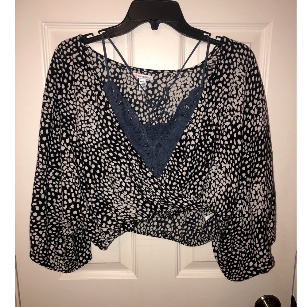 Black and white crop top with flowy arms!